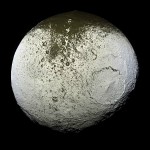 Iapetus_as_seen_by__Cassini