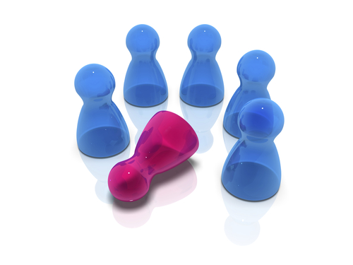 A fallen pink peg surrounded by a ring of blue pegs