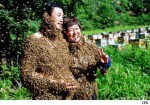 couple-weds-while-covered-in-bees
